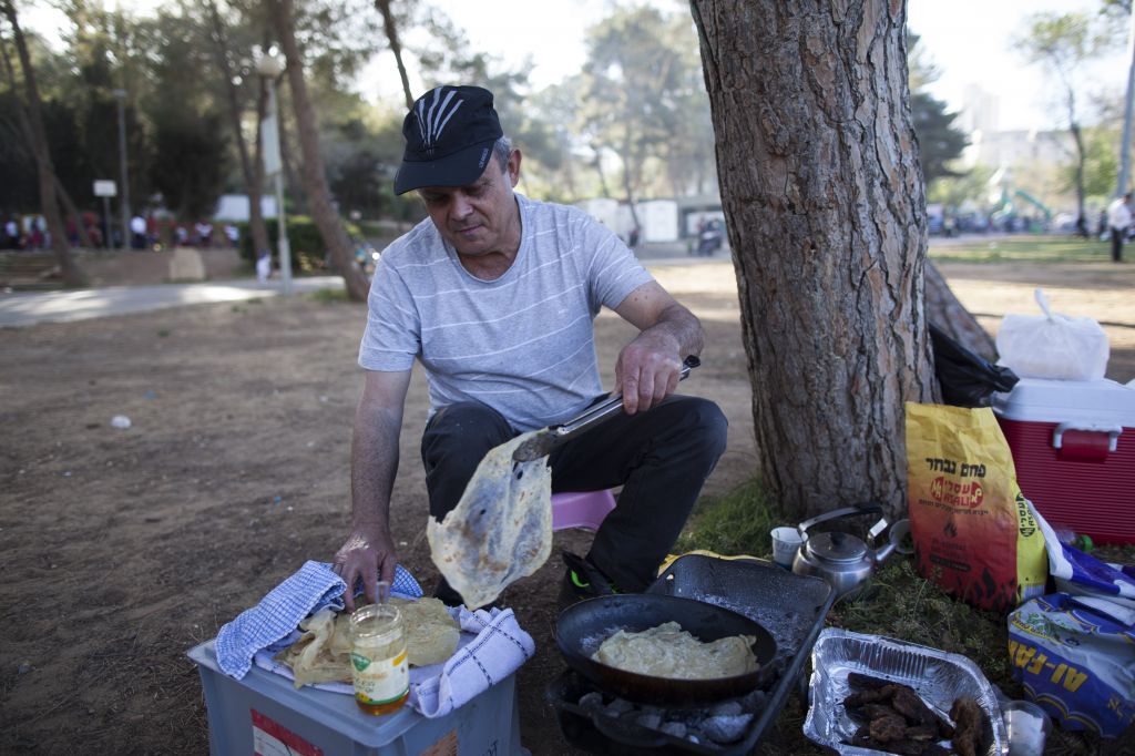 Grilling pancakes for Maimouna, at Sacher Park in Jerusalem (photo credit: Yonatan Sindel/Flash 90)