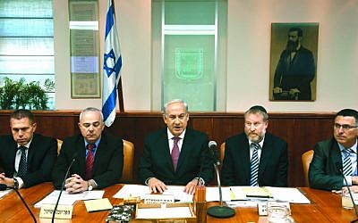 Prime Minister Benjamin Netanyahu (center) flanked by ministers at the cabinet meeting on July 28, 2013. (photo credit: Miri Tzahi/Flash90)