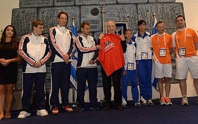 Shimon Peres hosts Maccabiah athletes, Tuesday (photo credit: Maccabi Nederland/via Facebook)
