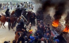 Police clashing with settlers and protesters at the Amona outpost in 2006. (Yossi Zamir, Flash90)