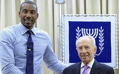NBA star Amar’e Stoudemire and President Shimon Peres in Jerusalem on Thursday, July 18, 2013. (Shimon Peres Facebook page)