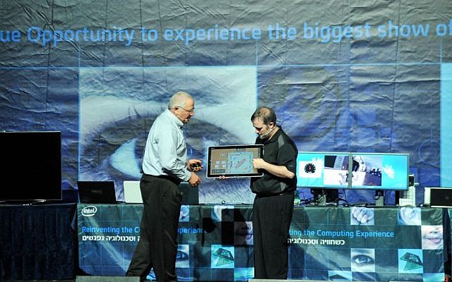 Yoav Hochberg and Craig, from Intel in Califronia, demonstrate a game of Monopoly on Intel's new full-size "adaptive" desktops (Photo credit: Courtesy) Yoav Hochberg and Craig, from Intel in Califronia, demonstrate a game of Monopoly on Intel's new full-size "adaptive" desktops (Photo credit: Courtesy)
