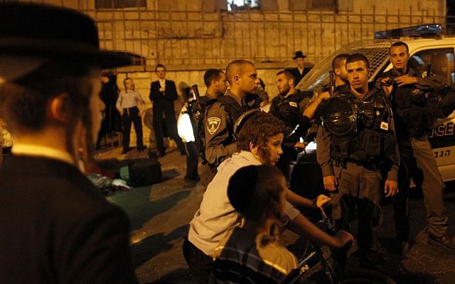 Border Police stand in the Jerusalem neighborhood of Mea Shearim after a mob attacked an IDF soldier and police officers on Tuesday night (photo credit: Flash90) Border Police stand in the Jerusalem neighborhood of Mea Shearim after a mob attacked an IDF soldier and police officers on Tuesday night (photo credit: Flash90)