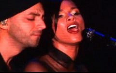 Alicia Keys and Israeli singer Idan Raichel during a duet in Tel Aviv Thursday night (photo credit: screen capture/YouTube)