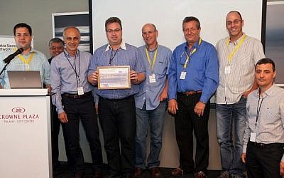 The Racana team accepts the Global Innovation Award in Nokia Siemens Networks' Israel Innovation Competition. Holding the award: Amit Sternberg, Racana CEO (Photo credit: Courtesy)
