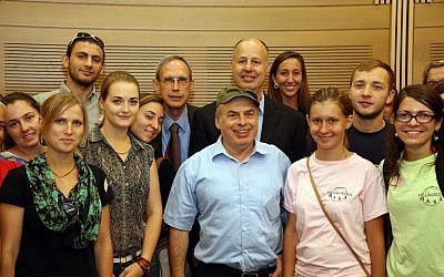 Jewish Agency chairman Natan Sharansky and the co-Chairmen of  the caucus for Strengthening the Jewish People, MK Nachman Shai and MK Tzachi Hanegbi pose with students from Masa Israel Journey at the launch of the caucus in the Knesset on Monday, July 22 (Photo credit: Sasson Tiram)