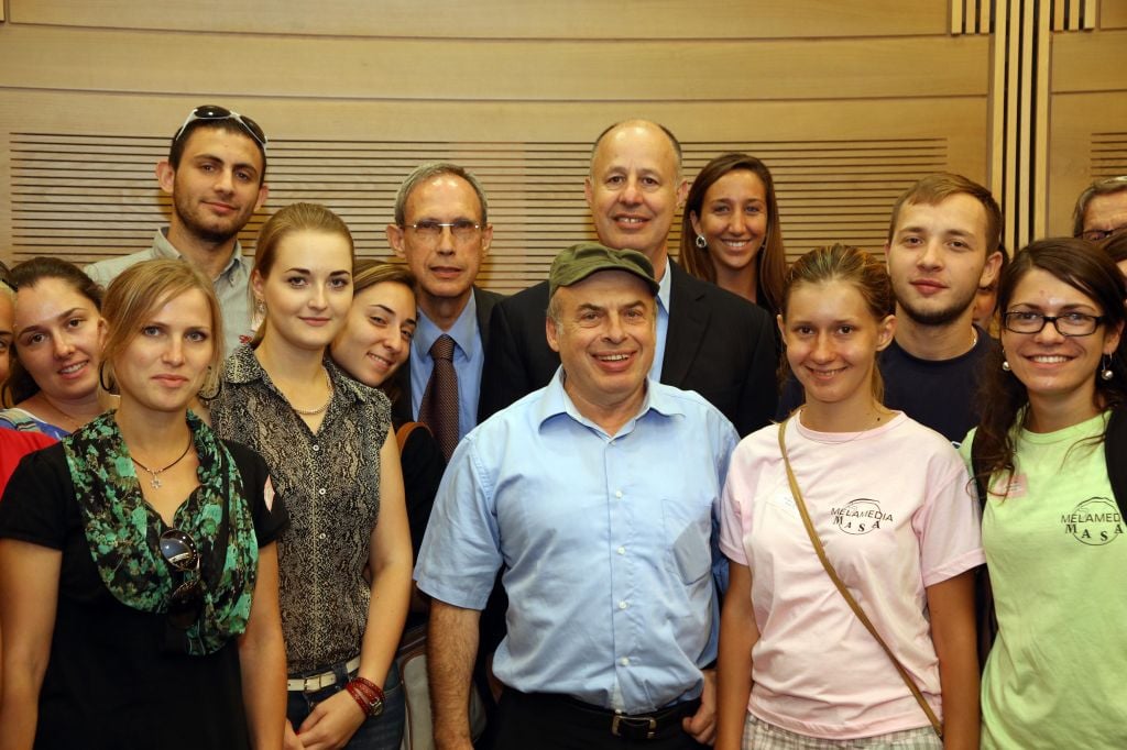 Jewish Agency chairman Natan Sharansky and the co-Chairmen of the caucus for Strengthening the Jewish People, MK Nachman Shai and MK Tzachi Hanegbi pose with students from Masa Israel Journey. (Photo credit: Sasson Tiram) Jewish Agency chairman Natan Sharansky and the co-Chairmen of the caucus for Strengthening the Jewish People, MK Nachman Shai and MK Tzachi Hanegbi pose with students from Masa Israel Journey. (Photo credit: Sasson Tiram)