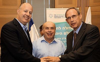 Chairman of The Jewish Agency for Israel, Natan Sharansky (center) flanked by the co-Chairmen of  the Lobby for Strengthening the Jewish People, MK Nachman Shai (right) and MK Tzachi Hanegbi at the launch of the lobby on Monday, July 22 (photo credit: GPO/Sasson Tiram)