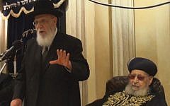 Shas mentor Rabbi Ovadia Yosef (right) next to Rabbi Shalom Cohen while the latter delivers a sermon, Saturday, July 13, 2013 (photo credit: Kikar Hashabat)