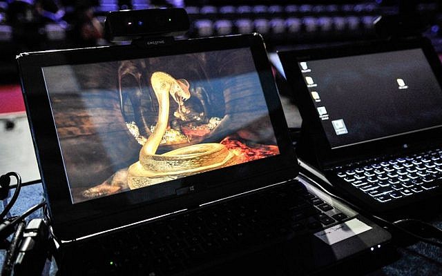 A high resolution snake game that responds to gesture technology (Photo credit: Courtesy)