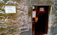 The entrance to Barcelona's revived Sinagoga Mayor (photo credit: Ferbr1/Wikipedia Commons)