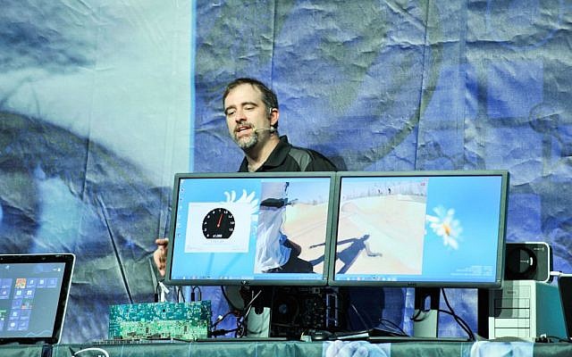 Intel assistant Craig demonstrates Intel's Thunderbolt technology in action, with an image split between two screens (Photo credit: Courtesy) Intel assistant Craig demonstrates Intel's Thunderbolt technology in action, with an image split between two screens (Photo credit: Courtesy)