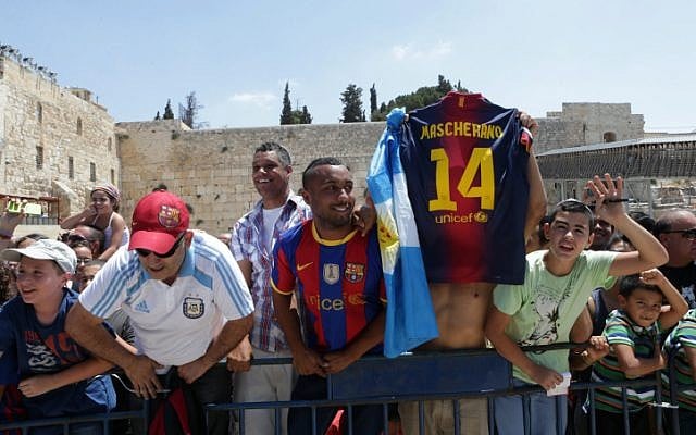 Fans of FC Barcelona football team at the Western Wall in Jerusalem's Old City,  August 04, 2013. (photo credit: Alex Kolomoisky/FLASH90)