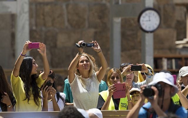 Fans scream as the FC Barcelona football team arrives at the Western Wall in Jerusalem's Old City, August 04, 2013. (photo credit: Yonatan Sindel/FLASH90)
