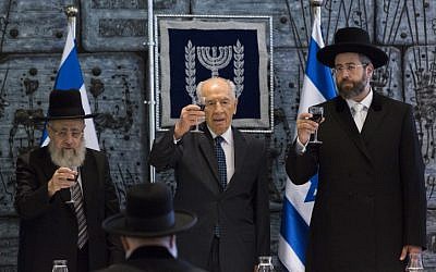 President Shimon Peres raises a toast at the Presidential Residence in Jerusalem, on August 14, 2013. (photo credit: Yonatan Sindel/Flash90)