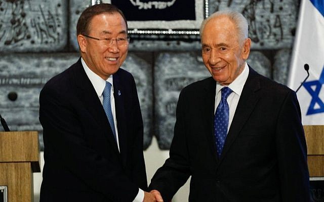 UN Secretary-General Ban Ki-moon shakes hands with President Shimon Peres, at Peres's residence in Jerusalem, August 16, 2013. (Photo credit: FLASH90)