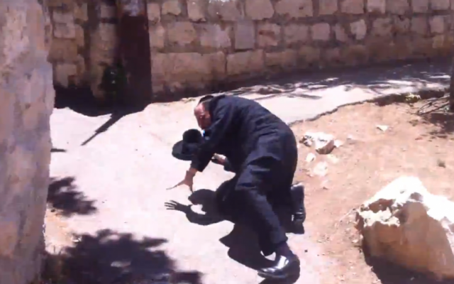 Avrohom Mondrowitz, indicted for child rape in NY, climbs to his feet after being shoved to the ground by an unknown assailant in Jerusalem. (photo credit: Youtube/ screengrab) Avrohom Mondrowitz, indicted for child rape in NY, climbs to his feet after being shoved to the ground by an unknown assailant in Jerusalem. (photo credit: Youtube/ screengrab)