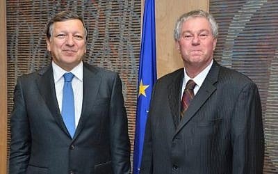 President of the European Commission José Manuel Barroso, left, and David Walzer, Head of the Mission of Israel to the EU. (Photo credit: European Union, 2013)