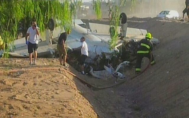 Emergency personnel surround a plane that crashed in the southern city of Eilat, Thursday, August 1, 2013 (photo credit: Channel 2) Emergency personnel surround a plane that crashed in the southern city of Eilat, Thursday, August 1, 2013 (photo credit: Channel 2)