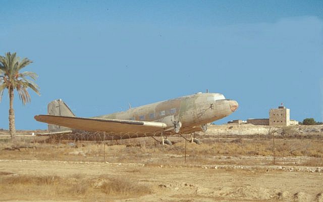 Revivim plane  (photo credit: Shmuel Bar-Am)