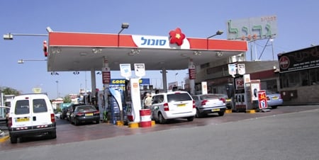 A look at the Sonol station at Shilat, with the Grill 443 sign in the background (Courtesy Grill 443)