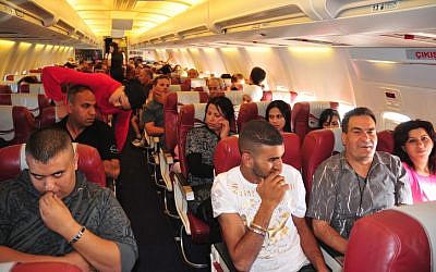 File: Israelis on board a flight to Turkey during the Passover holiday, April 12, 2009. (Shay Levy/Flash90) File: Israelis on board a flight to Turkey during the Passover holiday, April 12, 2009. (Shay Levy/Flash90)