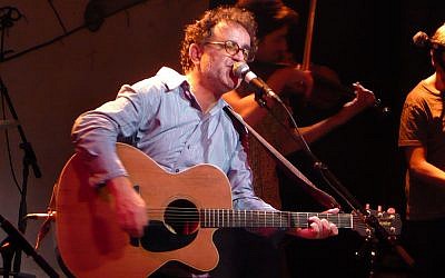 Ehud Banai performs in 2008 (photo credit: CC BY-SA Whistling in the Dark/Wikimedia Commons)