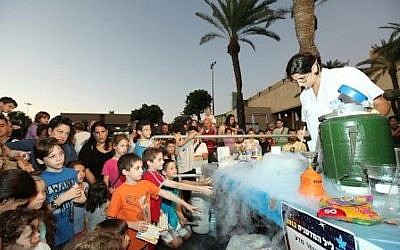A water science activity at the 2012 Researchers' Night (Photo credit: Science Ministry)