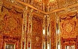 File: A reconstructed view of the fabled Amber Room (photo credit: jeanyfan, public domain/Wikimedia Commons)