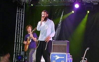 Matisyahu looked very different while performing in 2006. (photo credit: Wikimedia)