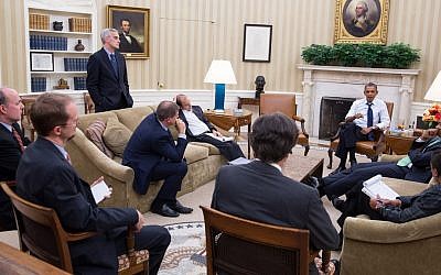 US President Barack Obama meets with senior advisers in the Oval Office to discuss a new plan for the situation in Syria, August 30, 2013. (Pete Souza/Official White House Photo)