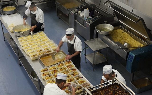 Cooks prepare food at a Shuva Yisrael soup kitchen in Ashdod (Photo credit: Yaakov Naumi/Flash90)