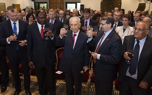 President Shimon Peres proposes a toast with foreign diplomats at an event celebrating the Jewish New Year on September 3, 2013. (photo credit: Flash90) President Shimon Peres proposes a toast with foreign diplomats at an event celebrating the Jewish New Year on September 3, 2013. (photo credit: Flash90)