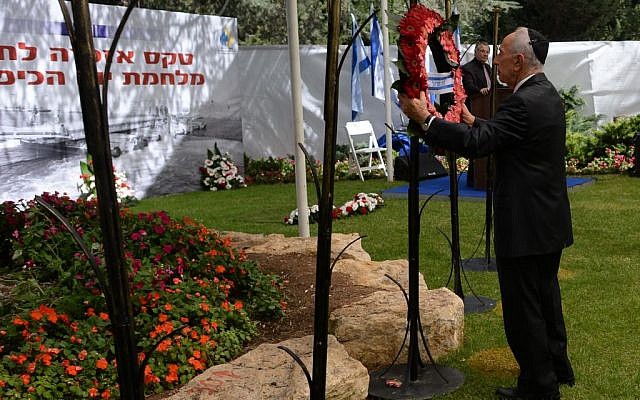 Shimon Peres hangs a wreath for soldiers who were killed in the Yom Kippur War, September 15, 2013. (Photo credit: Kobi Gideon/GPO/Flash90)