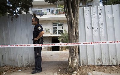 Israeli Police and crime scene investigators on the site of a murder and attempted suicide in Jerusalem, on September 16, 2013. (photo credit: Yonatan Sindel/Flash90).
