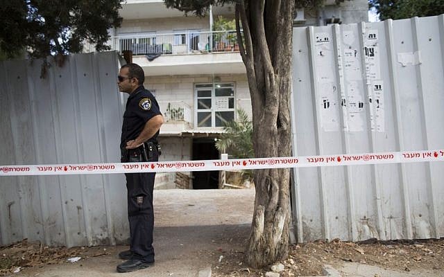 Israeli Police and crime scene investigators on the site of a murder and attempted suicide in Jerusalem, on September 16, 2013. (photo credit: Yonatan Sindel/Flash90). Israeli Police and crime scene investigators on the site of a murder and attempted suicide in Jerusalem, on September 16, 2013. (photo credit: Yonatan Sindel/Flash90).