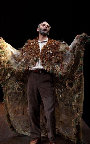 Actor Alon Nashman in a scene from his one-man play 'Hirsch.' (photo credit: Cylla von Tiedemann) Actor Alon Nashman in a scene from his one-man play 'Hirsch.' (photo credit: Cylla von Tiedemann)