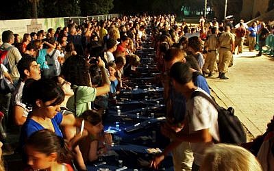 Over 4,000 people participate in a chemistry experiment during Researchers' Night in 2011, setting a Guinness World Record. (photo credit: Science Ministry)