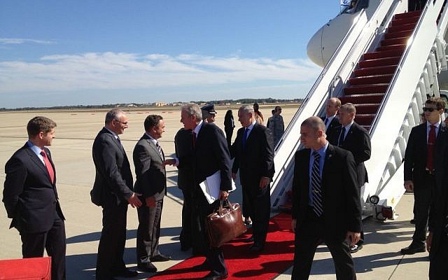 Netanyahu and outgoing ambassador Michael Oren leaving the plane. (photo credit: Raphael Ahren/ Times of Israel staff)