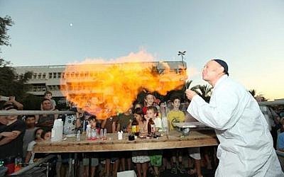 Science 'magic' on display at Researchers' Night 2012 (Photo credit: Science Ministry)