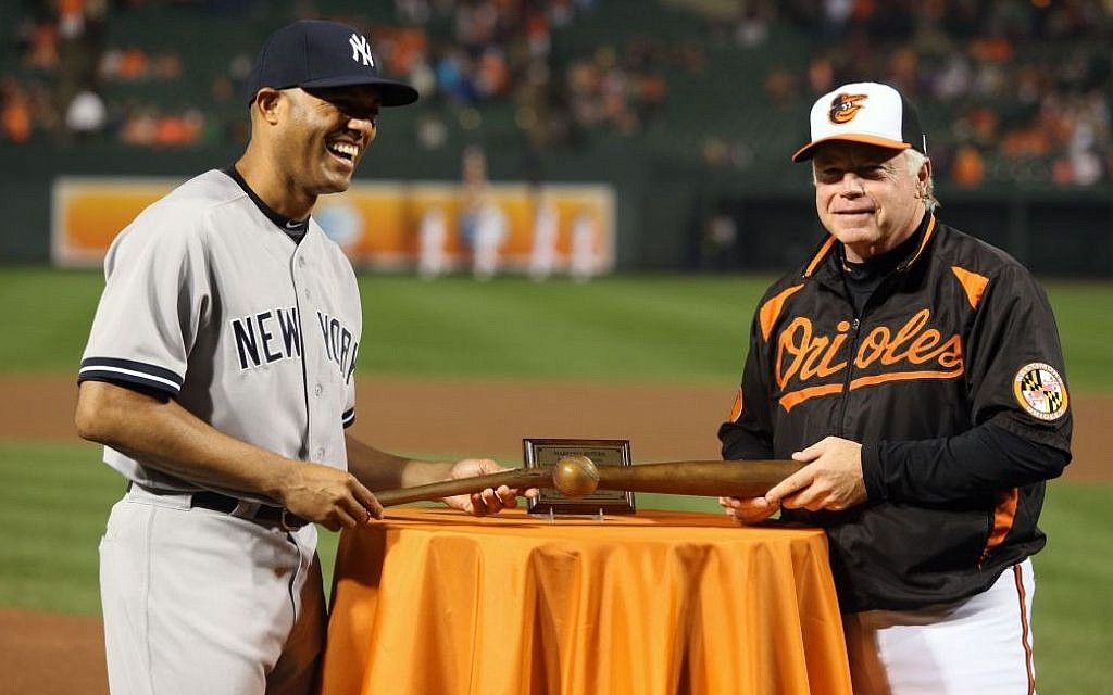 Baltimore Orioles manager Buck Showalter presenting Omri Amrany’s sculpture of a broken bat as a retirement gift to New York Yankees pitcher Mariano Rivera, Sept. 12, 2013. (photo credit: Todd Olszewski/Courtesy of the Baltimore Orioles) Baltimore Orioles manager Buck Showalter presenting Omri Amrany’s sculpture of a broken bat as a retirement gift to New York Yankees pitcher Mariano Rivera, Sept. 12, 2013. (photo credit: Todd Olszewski/Courtesy of the Baltimore Orioles)