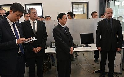 Liu Qibao (center) visits JVP's Media Quarter in Jerusalem (Photo credit: Shmuel Cohen)