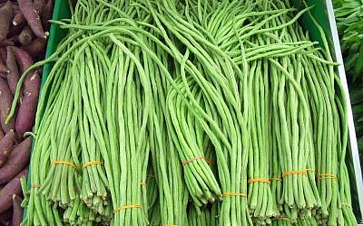 A basket of long beans in a Singapore supermarket (photo credit: David.Kcdtsg at en.wikipedia [Public domain], from Wikimedia Commons)
