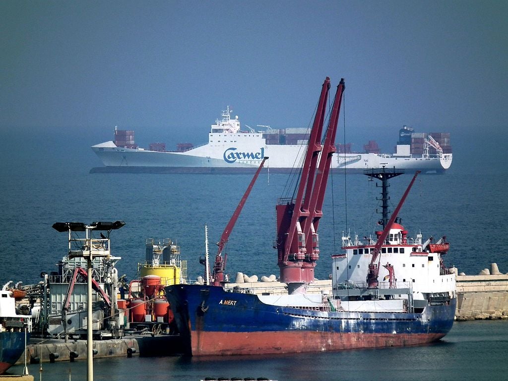 The cranes, containers and ships of the Ashdod port (Courtesy CC-BY-2.5)