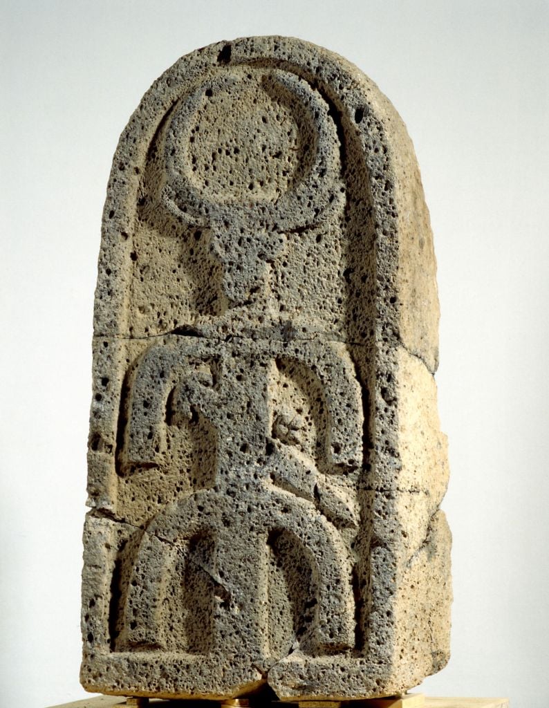 Basalt Stele decorated with a bull's head from Bethsaida, 8th c. BCE. (photo courtesy of Israel Museum) Basalt Stele decorated with a bull's head from Bethsaida, 8th c. BCE. (photo courtesy of Israel Museum)
