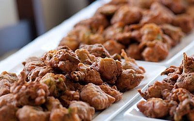 Pakora, or fritters, easily made with string beans (photo credit: By Damien Ramon Naidoo (Own work) [CC-BY-SA-3.0) Pakora, or fritters, easily made with string beans (photo credit: By Damien Ramon Naidoo (Own work) [CC-BY-SA-3.0)