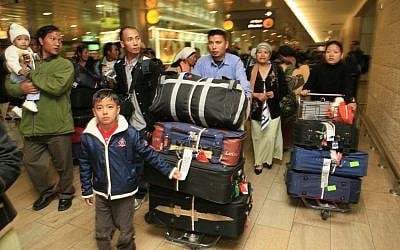 Jewish immigrants from India, members of the Bnei Menashe community. arrive at Ben Gurion airport (Nati Shohat/Flash90)