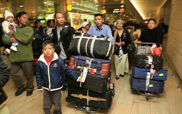 Jewish immigrants from India, members of the Bnei Menashe community. arrive at Ben Gurion airport (Nati Shohat/Flash90)