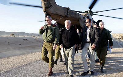 Prime Minister Benjamin Netanyahu gets off an IAF helicopter (File Photo Credit: Ariel Jerozolimski / POOL / FLASH90)