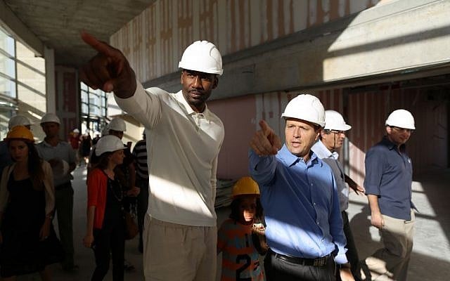 Nir Barkat visits at the Arena Stadium together with New York Knicks Forward Amar'e Stoudemire in Jerusalem, July 22, 2013. (photo credit: Yonatan Sindel/Flash90)